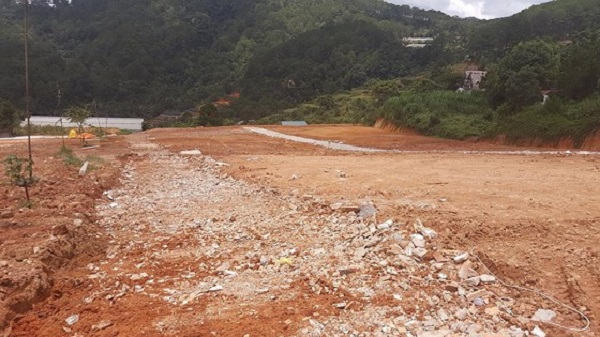 Vô tư san ủi đất, làm đường trái phép ở Đà Lạt - CafeLand.Vn