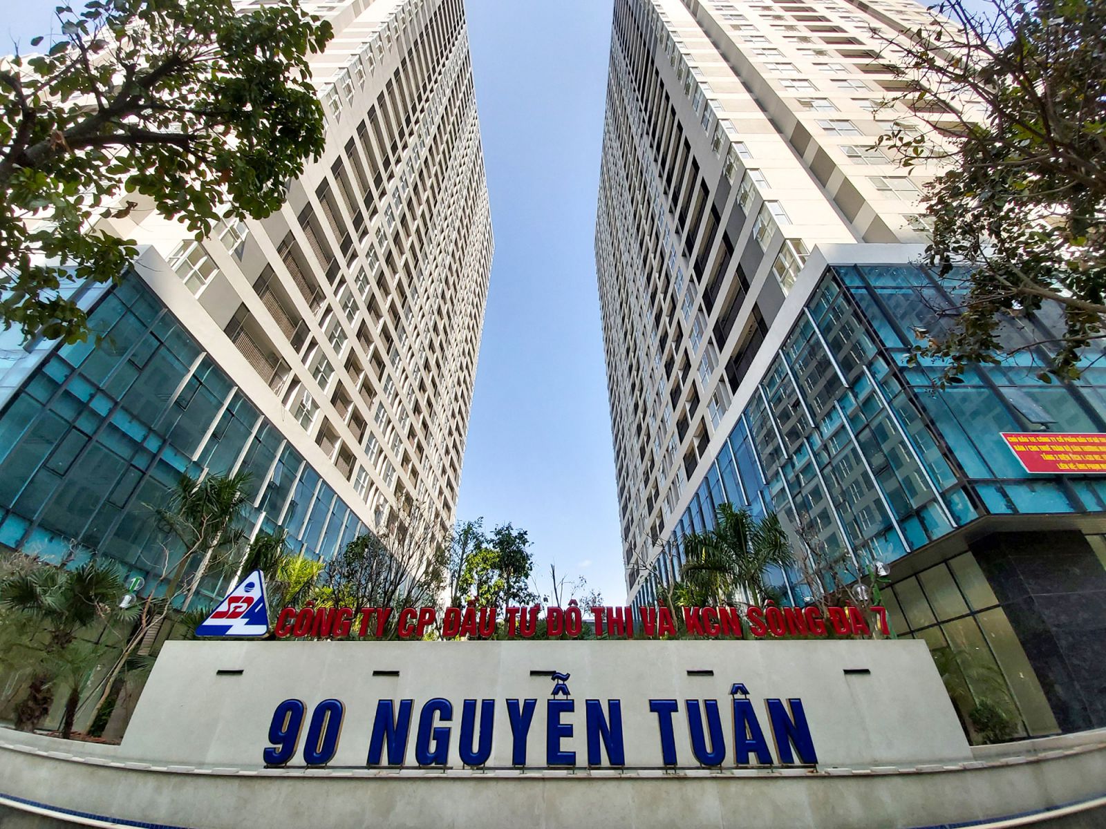 Đất công cộng, nhà máy tiếp tục thành cao ốc