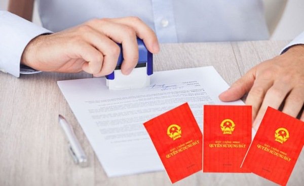 Đóng dấu hoàn tất hồ sơ sang tên sổ đỏ