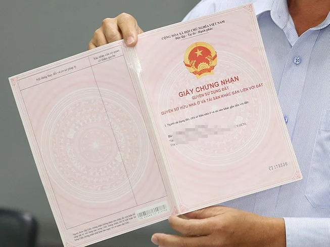 Cầm trên tay giấy chứng nhận quyền sử dụng đất đã sang tên xong