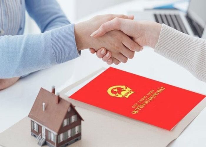 Bắt tay hoàn tất giao dịch bên cạnh sổ đỏ